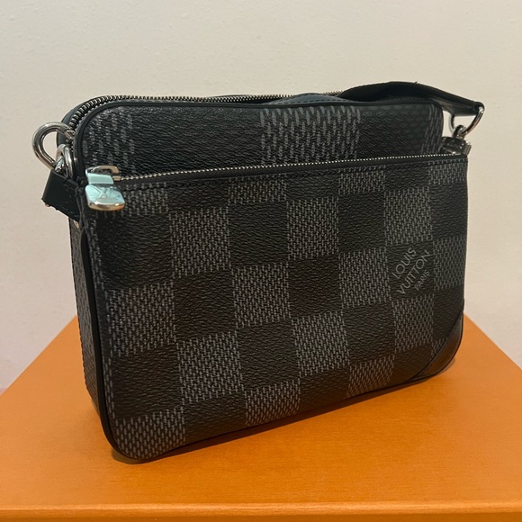 LV TRIO MESSENGER MENS. Good as Brand new. Comes with receipt and box. - Picture 3 of 7